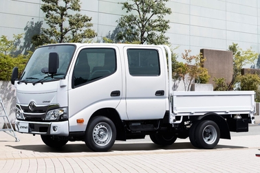 写真はダブルキャブ・2WD・ジャストロー・木製デッキ・1.0トン積・2.0Lガソリン車