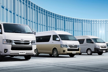 （左）：VAN・2WD・2800ディーゼル・標準ボディ・スーパーGL